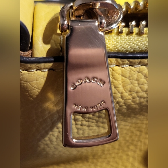 Coach Purse- Yellow Leather - Picture 4 of 11